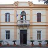 Un esempio � il frontone spezzato: permette di distinguere il partito architettonico centrale dell�edificio che sovrasta gli archi �scemi�, ovvero ribassati, alternati all�arco a sesto pieno del secondo piano